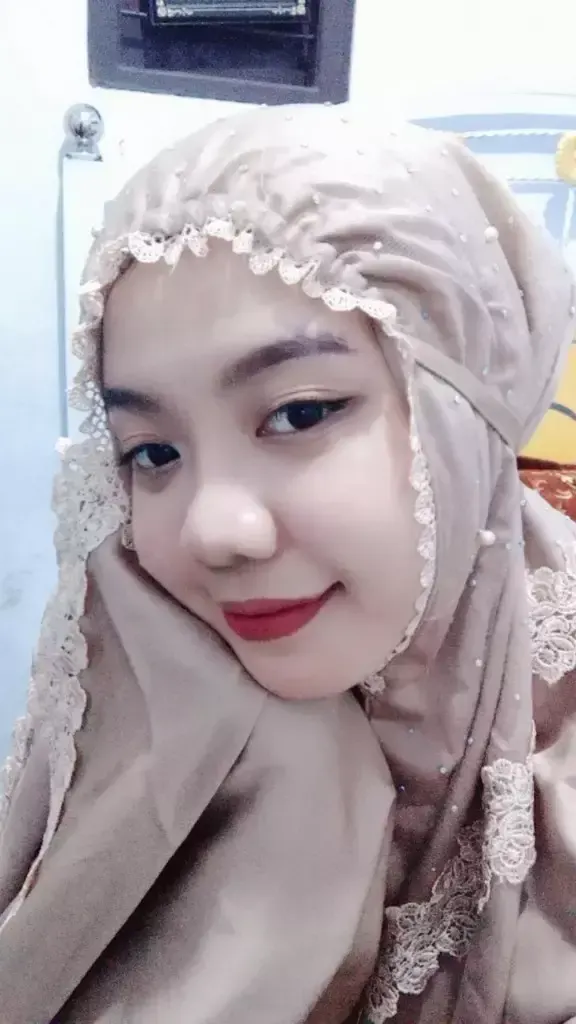 Ulfa dalam potret formal
